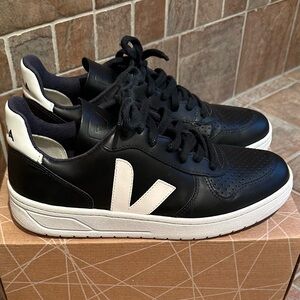Veja V-10 Women’s Leather Sneakers. Black with white sole. Size 9